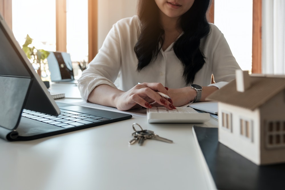 L'impact de la taxe foncière sur le droit des contrats de vente immobilière
