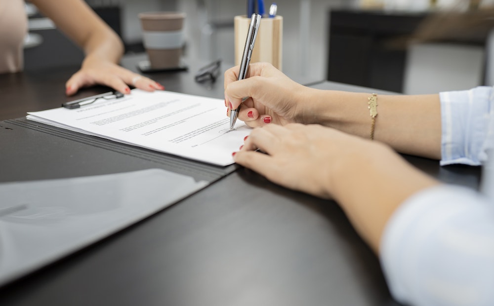 L'Impact et les Implications Juridiques des Contrats de Travail : Une Exploration Détaillée